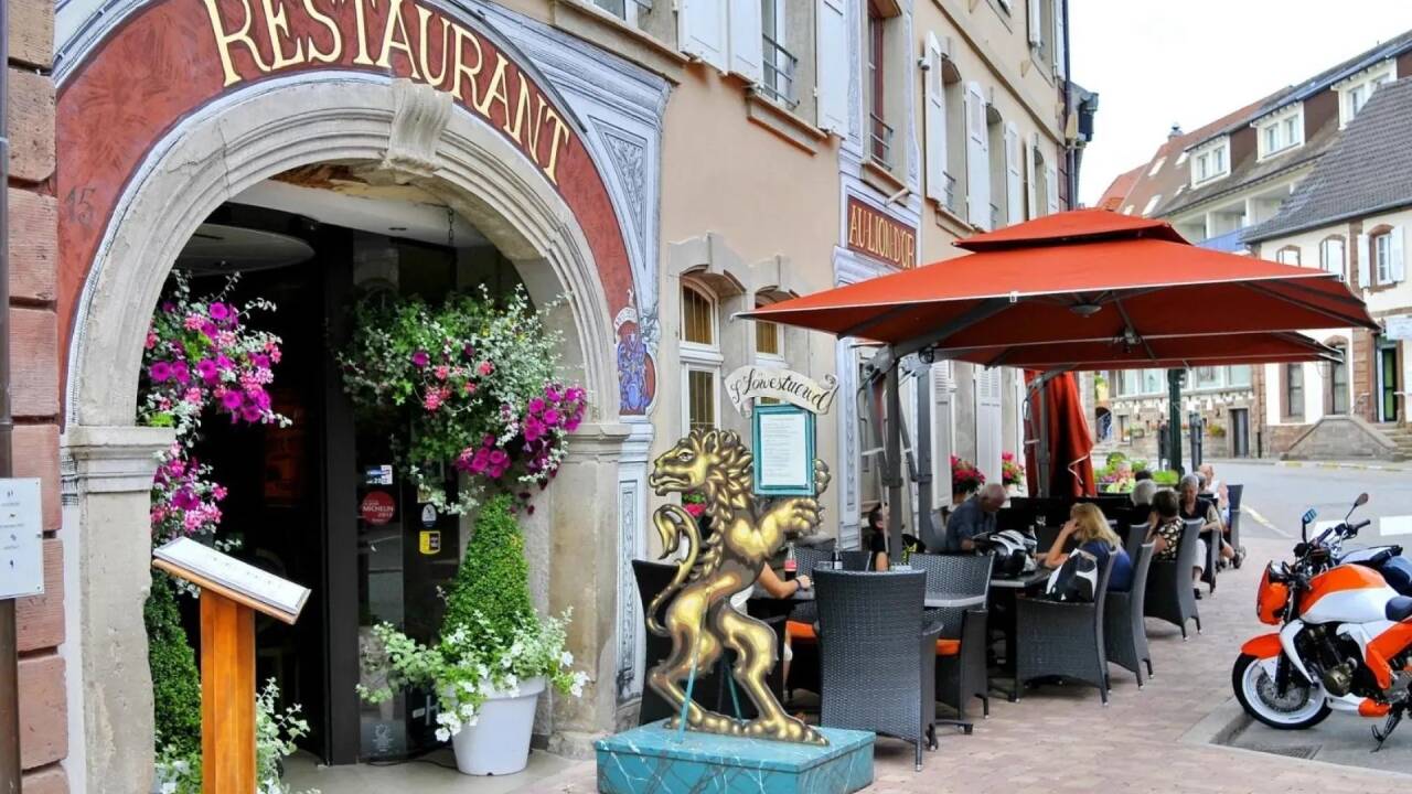 Hotel Au Lion d'Or ligger i Alsace i den lille romantiske by La Petite Pierre.